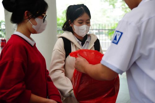 Học sinh tổ chức 'đổi giấy lấy quà', lan tỏa ý thức bảo vệ môi trường