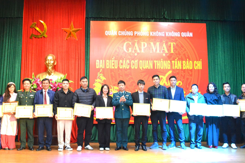 Quân chủng Phòng không-Không quân tổ chức gặp mặt báo chí