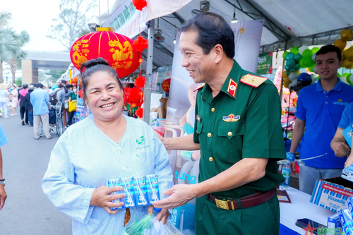 Phiên chợ đặc biệt dành cho bệnh nhân khó khăn tại Bệnh viện Quân y 175