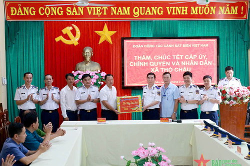 Bộ tư lệnh Cảnh sát biển Việt Nam kiểm tra SSCĐ và tặng quà tại xã đảo Thổ Châu
