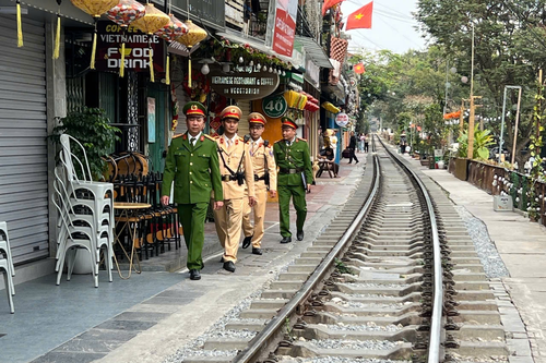 Hướng dẫn an toàn giao thông đường sắt cho các hộ kinh doanh cà phê 'đường tàu'