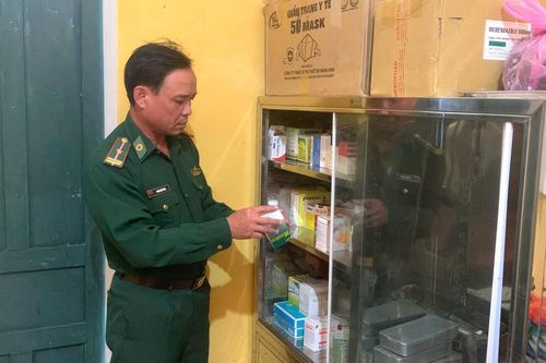 Y sĩ mang quân hàm xanh của đồng bào rẻo cao Tây Giang