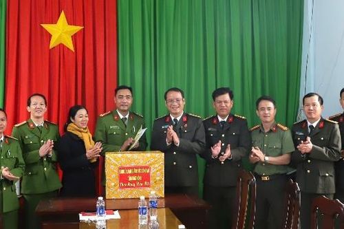 Giám đốc Công an tỉnh Đắk Nông chúcTết Công an các xã biên giới và Tổ công tác của Phòng Cảnh sát cơ động