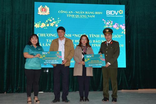 Thăm, tặng quà Tết cho bà con xã biên giới