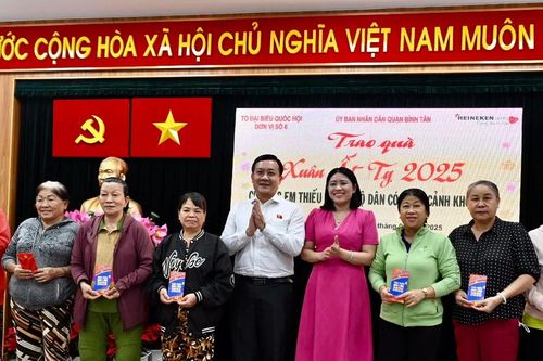 Đại biểu Quốc hội TPHCM trao quà tết đến các em học sinh, hộ dân có hoàn cảnh khó khăn
