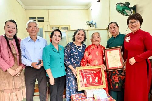 Cụ bà 100 tuổi vui mừng nhận Thiếp mừng thọ 100 tuổi của Chủ tịch nước
