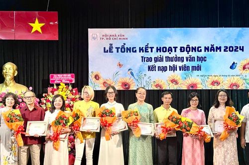 Hội Nhà văn TPHCM trao 12 giải thưởng và tặng thưởng văn học năm 2024