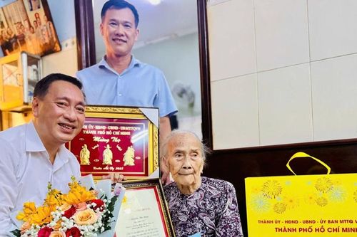 Phó Chủ tịch Thường trực HĐND TPHCM Phạm Thành Kiên thăm, chúc tết người cao tuổi, gia đình khó khăn