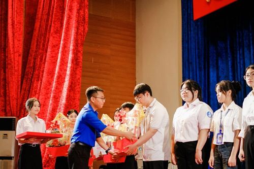 Mang Tết đến cho 122 sinh viên khó khăn