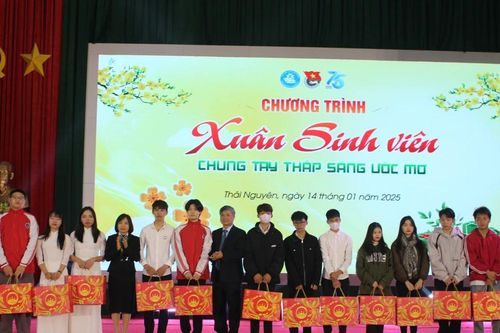 Đại học Thái Nguyên mang tết ấm đến sinh viên có hoàn cảnh khó khăn