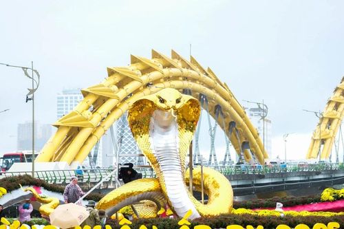 Ngắm thần sắc của linh vật rắn tại đường hoa Xuân Đà Nẵng
