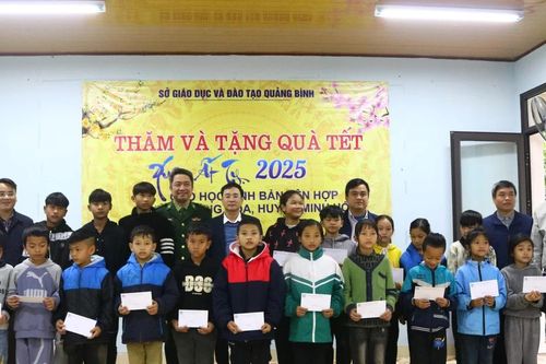 Mang yêu thương đến với thầy trò miền núi Quảng Bình