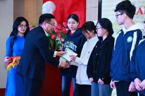 Trao quà Tết động viên sinh viên học tập và vượt khó