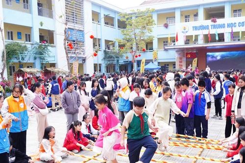 Học sinh hào hứng tham gia chương trình 'Sắc màu tết Việt'