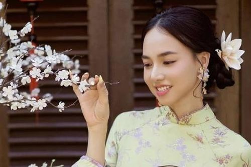 Ca sĩ Hồ Ngọc Hà diện đồ sang chảnh, Trương Ngọc Ánh năng động xuống phố