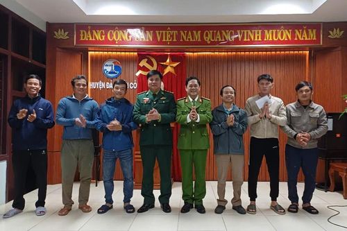 Kịp thời cứu thành công một người dân bị sóng cuốn trôi khi đi hái rong trên biển