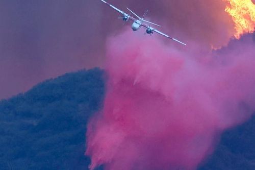 Chất chữa cháy màu hồng trong cháy rừng Los Angeles là gì, có nguy hại không?