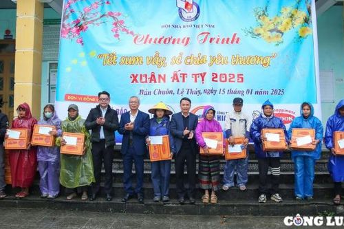 Hội Nhà báo Việt Nam trao 200 phần quà Tết đến hộ nghèo huyện Lệ Thủy, tỉnh Quảng Bình