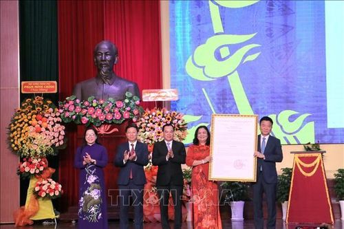 Phó Thủ tướng Lê Thành Long trao Quyết định công nhận Ngày truyền thống tỉnh Bến Tre