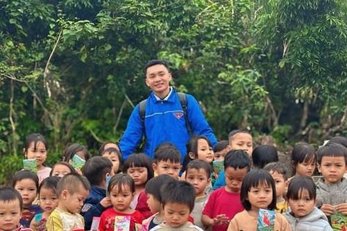Trẻ vùng cao Quảng Nam nhận lì xì sớm