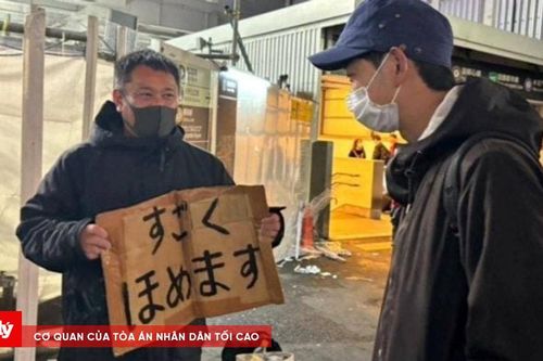 Nghề độc lạ: Khen người không quen biết trên phố