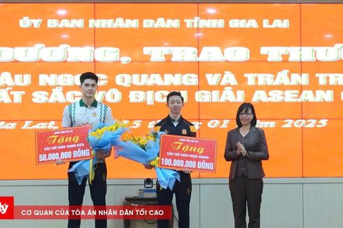 Gia Lai trao thưởng cho 2 cầu thủ Châu Ngọc Quang và Trần Trung Kiên