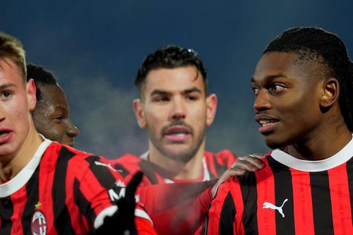 Rafael Leao giúp Milan thắng đội của Fabregas