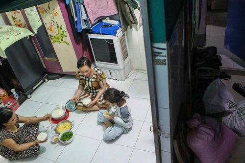 Làm cả năm vẫn không đủ tiền về quê ăn Tết