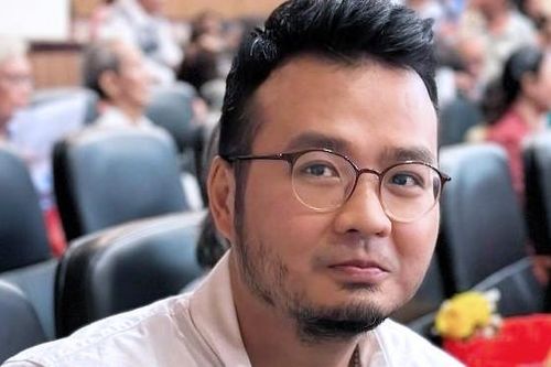 Nguyễn Đinh Khoa nhận Giải Văn học trẻ với tác phẩm 'Dị bản'