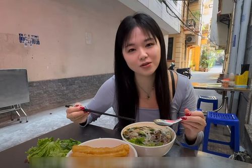 Tiếp viên Nhật Bản thử một món ở Hà Nội, ban đầu lo ngại, sau nức nở khen ngon