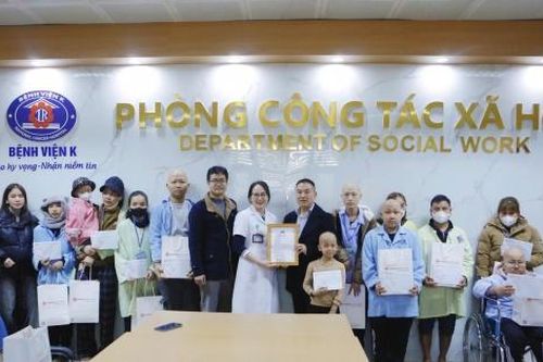 Mang Tết sớm cho các em nhỏ tại Bệnh viện K Tân Triều