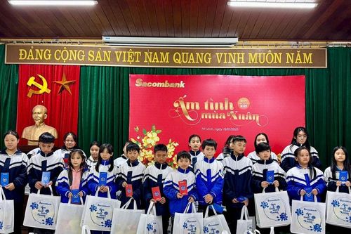 Sacombank Nghệ An mang 'Ấm tình mùa Xuân' cho trẻ em nghèo Xuân Ất Tỵ