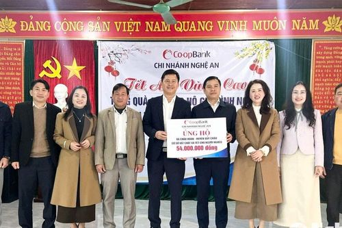 Ngân hàng Hợp tác xã Việt Nam chi nhánh Nghệ An trao quà Tết cho người nghèo ở huyện Quỳ Châu