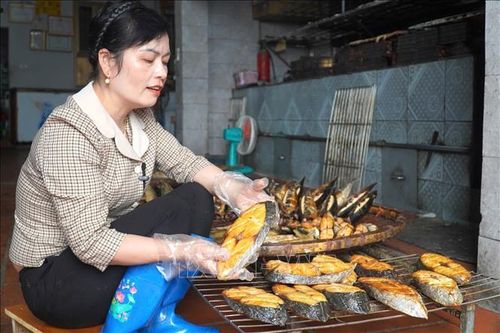 Làng biển 'đỏ lửa' vụ cá nướng