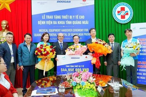 Bệnh viện Đại học ChungAng (Hàn Quốc) trao thiết bị, khám chữa bệnh cho người dân Quảng Ngãi