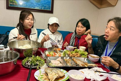Những bữa cơm ấm tình quân dân