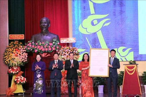 Phó Thủ tướng Lê Thành Long trao quyết định công nhận Ngày truyền thống tỉnh Bến Tre 17/1