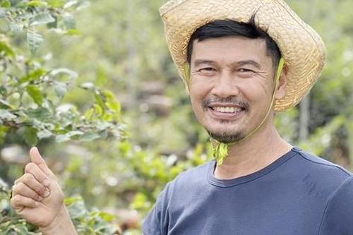 Diễn viên hài Tiết Cương cưới vợ kém 26 tuổi, bất ngờ được 'lên chức' ở tuổi 52