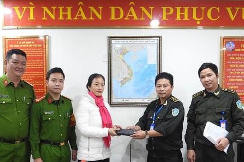 Trao trả tài sản thất lạc cho hành khách tại sân bay Đà Nẵng