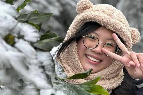 Du khách săn băng tuyết phủ trắng xóa vùng cao