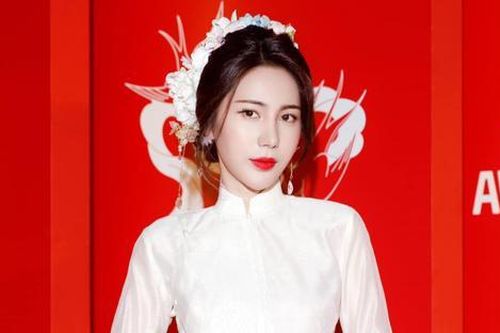 Thủy Tiên tự tay đăng clip 10 giây 'gây sốt' mạng xã hội