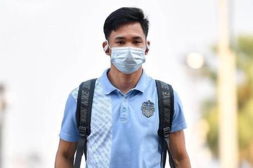 Tiền đạo Supachok rơi nước mắt trong ngày sang Nhật Bản