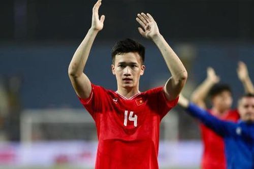 Cầu thủ Hoàng Đức lộ rõ nhan sắc thật qua cam thường