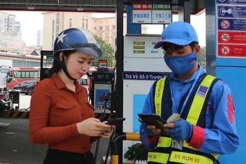 Đề xuất mới: Sử dụng điện thoại ở cây xăng bị phạt đến 14 triệu đồng