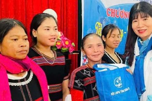 Hội LHPN tỉnh Quảng Trị trao hàng trăm suất quà Tết cho hội viên, phụ nữ, trẻ em nghèo