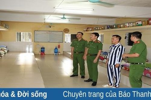 Tết ở phía sau song sắt