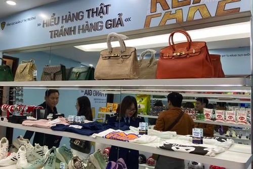 Trưng bày trên 500 sản phẩm thiết yếu giúp người dân phân biệt thật - giả