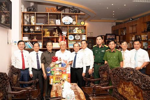 Bí thư Tỉnh ủy An Giang Lê Hồng Quang chúc Tết các đồng chí nguyên Bí thư Tỉnh ủy và nguyên lãnh đạo quân đội