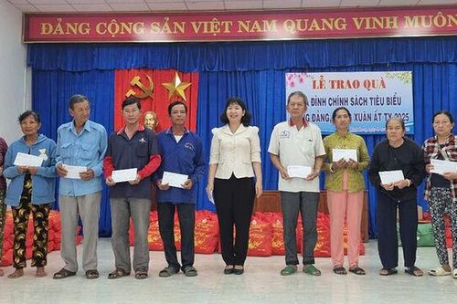 Tặng quà gia đình chính sách xã Bình Long