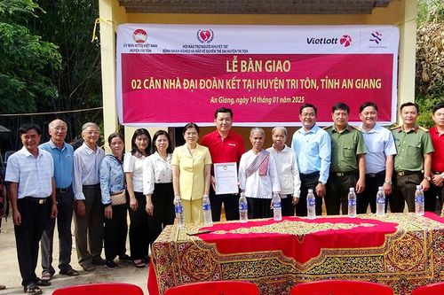 Bàn giao 2 căn nhà Đại đoàn kết cho người già neo đơn huyện Tri Tôn